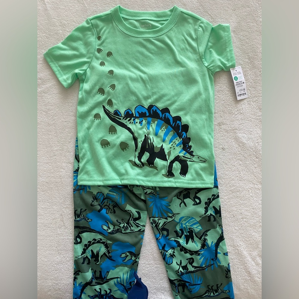 NWT- 🦖🦕 Carter’s dinosaurs pajamas. Size 6